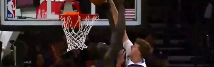 开云娱乐-大学同学不留情面！弗拉格欲劈扣，马卢阿奇送上排球大帽