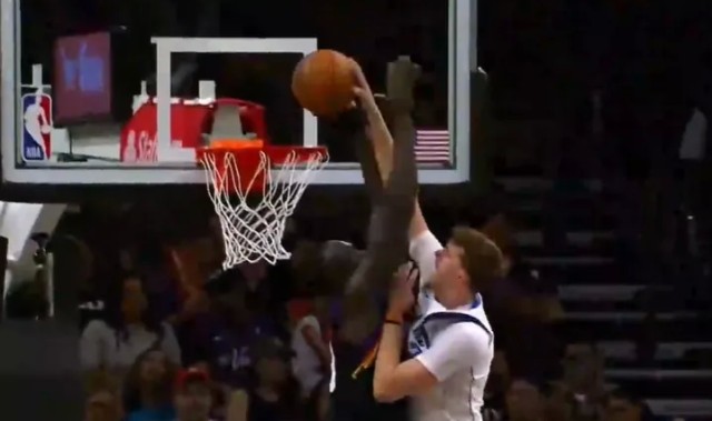 开云娱乐-大学同学不留情面！弗拉格欲劈扣，马卢阿奇送上排球大帽