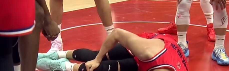 开云体育-噩梦！郭艾伦突破过程遭遇膝盖伤势，倒地不起，并被担架抬出！