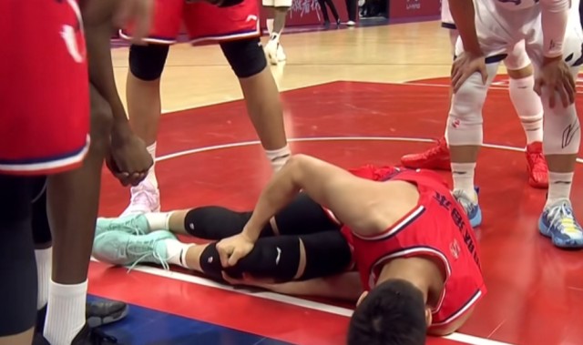 开云体育-噩梦！郭艾伦突破过程遭遇膝盖伤势，倒地不起，并被担架抬出！