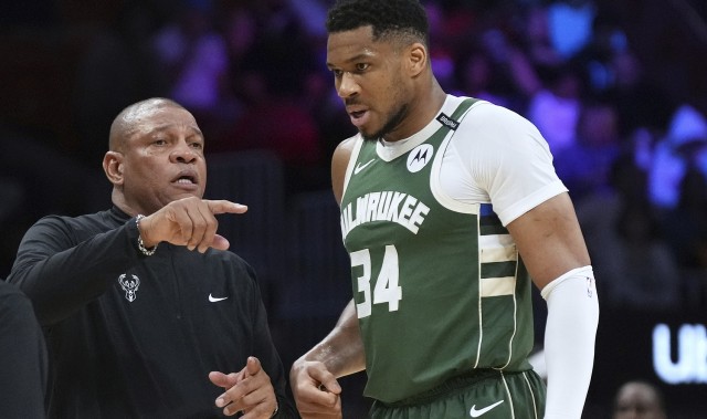 开云娱乐-雄鹿过去4场分别输29、23、27、18分 四场合计输97分创队史纪录